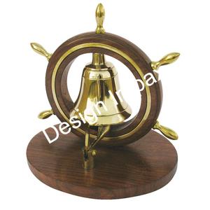 ของตกแต่งบ้าน รูปวงล้อเรือเดินสมุทรหรูหรา พร้อมกระดิ่งทองเหลืองและฐานไม้ สำหรับวางบนโต๊ะในห้องนั่งเล่น - Product Image 1