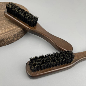 Brosse à barbe en bois avec poils en nylon pour l'entretien éco-responsable de la barbe masculine - Product Image 5