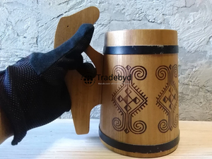 Idéal pour les coffrets cadeaux de cuisine, cette tasse en bois se marie avec les essentiels de cuisine faits à la main Tradebyd - Product Image 3