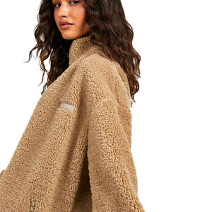 เสื้อฮู้ดมีซิปสำหรับผู้หญิงขนเฟอร์เทียมสีน้ำตาลคอลเลอร์ปาขนเฮฟวี่เวทมีโลโก้ยางแบบกำหนดเองที่ด้านหน้า - Product Image 5