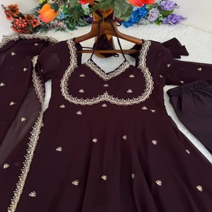 ชุดเดรสออกแบบโดย VASTRA COTTAGE ผ้าจอร์เจียต์เนื้อหนา แต่งเลื่อมปักที่คอ แขนยาว กระโปรงบานเต็มตัว พร้อมผ้าคลุมไหล่ - Product Image 4