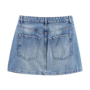 Shorts en jean pour femmes en denim délavé bleu clair en coton, avec ourlet évasé, deux poches arrière et passants de ceinture - Product Image 2