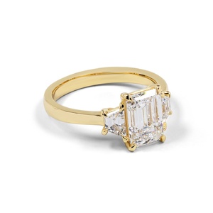 แหวนมอสซาไนต์คุณภาพสูง 2.19 กะรัต ทอง 14k ประดับเพชรทรงมรกต E VVS2 แบบสามเม็ด รับสั่งซื้อจำนวนมาก ขายส่ง ผู้ผลิต OEM ODM ส่งออก - Product Image 2