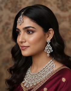 Ensemble de collier et de boucles d'oreilles en argent plaqué royal de luxe avec pierres en cristal pour bijoux de mode de mariée Disponible en gros - Product Image 1