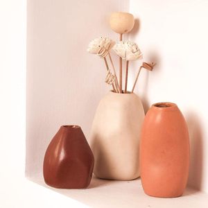 Jarrón de cerámica de alta resistencia apto para uso doméstico a largo plazo. Elegante jarrón de cerámica con silueta moderna para un estilo sencillo. - Product Image 2