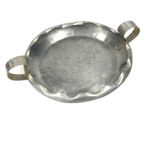 Plateau de service en métal de forme arrondie fait à la main, finition nickelée, vaisselle de qualité durable, plat de service pour aliments - Product Image 2