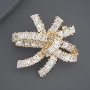 Broche de moda chapado en aleación de cobre y latón con diamantes de imitación de cristal, diseño de números para sari, ideal para regalo de fiesta, con perlas y diamantes. - Product Image 1