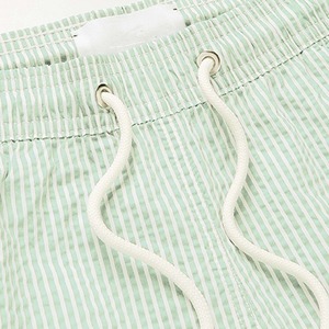 Design personnalisé Short de plage décontracté en polyester pour hommes à séchage rapide Short de bain de surf sensible à la température et aux couleurs changeantes - Product Image 6