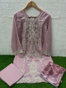 Conjunto de Túnica Elegante Bordada para Mujer con Escote Estilizado, Estampado Digital Hecho a Mano, Dupatta y Pantalones Elásticos - Product Image 6