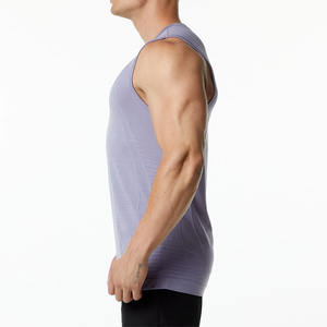 Camiseta Deportiva sin Costuras Morada para Hombre con Logotipo Personalizado - Product Image 3