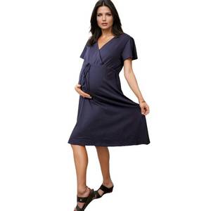Vestido de maternidad con estampado gris y cuello en V azul para mujeres embarazadas Vestido tejido informal hasta la rodilla con cintura natural para uso diario - Product Image 1