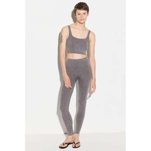 Sujetador deportivo antracita de canalé fino sin relleno con tirantes gruesos - Product Image 2
