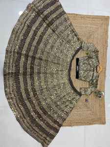 Collection de lehenga Sabyasachi avec de magnifiques broderies, travail de zari et paillettes pour les occasions de fête, accompagné d'un choli. - Product Image 4