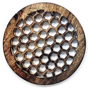 Sous-plat en bois de manguier découpé au laser, motif nid d'abeille, écologique, résistant à la chaleur, design rustique, diamètre 6 pouces, épaisseur 10 mm - Product Image 3