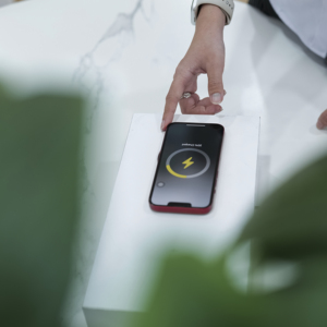 แผ่นรองที่ได้รับการรับรอง Qi ขนาด15วัตต์ชาร์จเร็วและปลอดภัยสำหรับที่ชาร์จไฟแบบไร้สายผลิตในเวียดนาม - Product Image 2