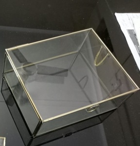 Descubra la armonía perfecta entre protección y presentación con nuestro joyero de cristal refinado de color dorado diseñado para proteger. - Product Image 4