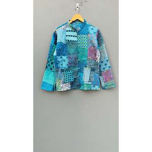Veste en soie patchwork bohème faite à la main pour femmes, manteau d'hiver matelassé en softshell, style bomber réversible en cuir de mouton - Product Image 1