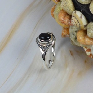 แหวนเงินแท้ 925 ประดับพลอยออนิกซ์สีดำ ดีไซน์รูปไข่ งานแฮนด์เมด ชุบโรเดียม ดีไซน์ทันสมัย ขอบแบบ Bezel เหมาะสำหรับงานปาร์ตี้ - Product Image 2