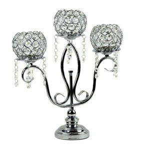 Candelabre en cristal argenté avec perles suspendues et construction métallique raffinée pour une décoration intérieure élégante - Product Image 1