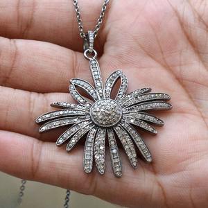 จี้เพชรทรงเดี่ยวประดับเพชรทรงเหลี่ยมเดี่ยว เงินแท้ 925 ชุบโรเดียมสีดำ ดีไซน์วินเทจ สำหรับผู้หญิง ยี่ห้อ FLOWER Red Mountain Gems ขนาด 32 มม. - Product Image 1