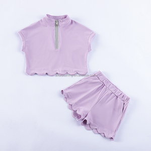 Conjunto de dos piezas elástico para niñas pequeñas, sin mangas, con media cremallera y borde festoneado, de tela para yoga y ropa deportiva, precio de fábrica - Product Image 4