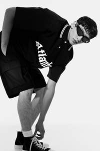 กางเกงขาสั้นผ้ายีนส์ทรงหลวมสำหรับผู้ชายผ้าคอตตอนสีดำแบบปรับแต่งได้สำหรับผู้ชาย - Product Image 6