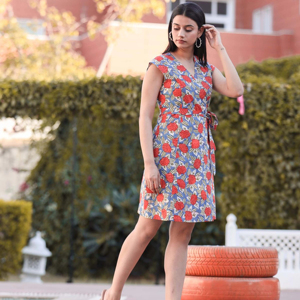 เดรสผ้าฝ้าย100% เป็นมิตรกับสิ่งแวดล้อมชุดเดรสสั้นพิมพ์ลายดอกไม้บล็อกพร้อมจาวปุระทำด้วยมือลวดลายชาติพันธุ์ลำลองสำหรับสวมใส่ทุกวัน - Product Image 1