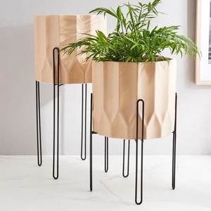 Las macetas de metal de alta calidad elevan su espacio con diseños de moda macetas colgantes para balcón sala de estar - Product Image 1