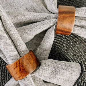 Anneau de serviette en bois à l'attrait naturel pour une marque privée, pour une table à manger chaleureuse, créant une ambiance conviviale lors des repas - Product Image 1