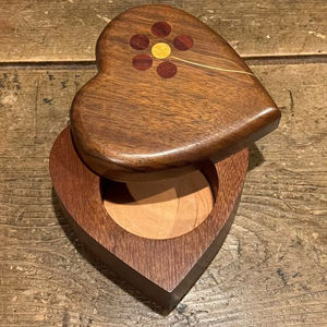 Boîte à bijoux en bois en forme de cœur faite à la main décorative Boîte de rangement pour souvenirs en bois massif rustique Article cadeau - Product Image 1