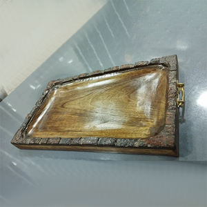 Bandeja de corteza de madera de diseño de lujo con técnica de horno con mango de metal para bandeja de madera natural de fiesta con textura brillante - Product Image 3
