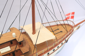 Modèle de bateau de la yacht de Sa Majesté Dannebrog, Crystal Endurance, décoration nautique, cadeau pour la maison, peint à la main au Vietnam - Product Image 3