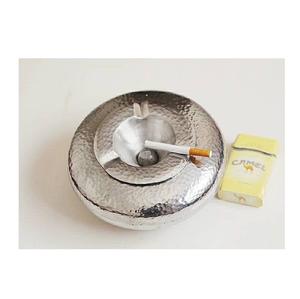 Cendrier en métal moderne conçu pour la résistance et le style, parfait pour la fumée en intérieur et en extérieur, placement sur table - Product Image 3