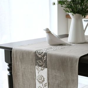Camino de Mesa Tradicional de Lino con Bordado Cultural que Muestra la Artesanía en las Mesas de Comedor de Casas con Herencia Cultural - Product Image 1
