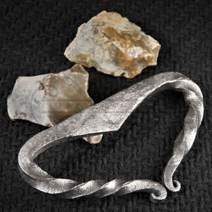 Encendedor de Fuego Portátil de Emergencia, Pedernal Tradicional y Acero, Forjado a Mano, Acero con Alto Contenido de Carbono, Herramienta Primitiva para Encender Fuego - Product Image 1