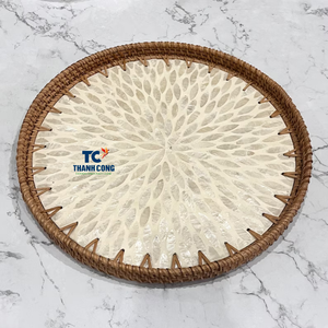 Plateau de luxe en nacre avec bord en rotin tissé Plateau de service décoratif en bois pour restaurants et hôtels - Product Image 1