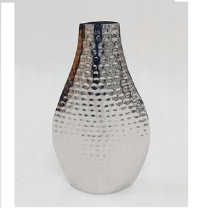 Juego de Jarrones Decorativos Modernos con Tema Floral, Hechos a Mano con Plata de Calidad Superior, con Acabado Martillado Elegante y Personalizables - Product Image 1