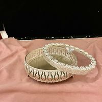 Plateau décoratif rond moderne en acrylique plaqué argent avec artisanat en métal en laiton doré de