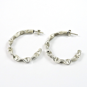 Ondulé torsadé irrégulière en forme de O boucles d'oreilles pour femme et filles à la main bohème bijoux en gros fabricant - Product Image 1