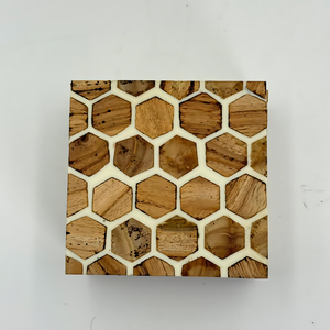 Juego de 4 Posavasos Cuadrados de Madera de Acacia Hechos a Mano, Posavasos Naturales Sostenibles con Acabado Elegante para el Hogar y Restaurantes - Product Image 4