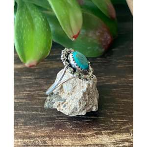 Anillo Navajo Hecho a Mano con Turquesa Kingman y Plata de Ley, Joyería Cultural Coleccionable, Talla 7.75 - Product Image 3