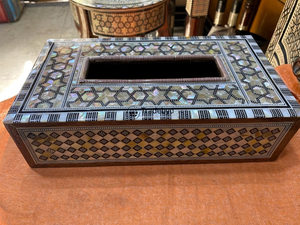 Porta Caja de Pañuelos de Lujo Hecho a Mano con Incrustaciones de Madera y Diseño Floral Grabado para Decoración de Mesa y Estilo Interior Tradebyd - Product Image 2