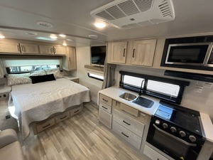 Used 2023 F-o-r-e-s-t R-i-v-e-r F-l-a-g-s-t-a-f-f M-i-c-r-o -L-i-t-e 21FBRS trailer - Product Image 2
