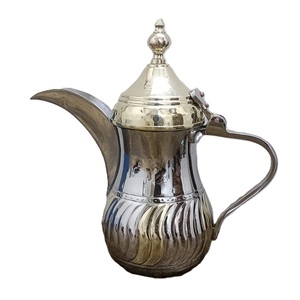 Cafetera de cobre y latón de Metal indio, acabado dorado en relieve Dallah para Qahwa, último estilo moderno para el hogar y los restaurantes - Product Image 5