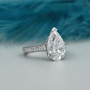แหวนเพชรทรงลูกแพร์ ผลิตในห้องปฏิบัติการ รับรองโดย IGI พร้อมวงแหวนแบบ Pave Band - Product Image 2