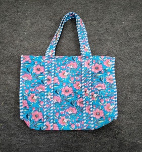 Neceser de diseñador de lujo con estampado étnico, perfecto para escapadas de fin de semana y rutinas diarias - Product Image 2