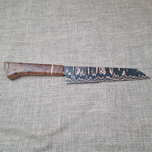 Cuchillo de Cocina de Acero de Damasco Hecho a Mano con Hoja Grabada y Rellena, OEM, con Funda de Cuero, Borde Dentado, Garantía de 3 Años - Product Image 6