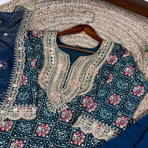 VASTRA COTTAGE Ensemble de vêtements traditionnels festifs pour femmes en rayonne imprimée, broderie de sequins, soie romaine, haut et bas, dupatta en organza - Product Image 3