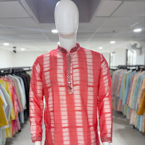 Kurta en soie pour homme avec un motif de tissage royal, boutons anciens disponibles en gros pour les vêtements indiens et pakistanais - Product Image 3