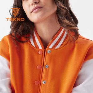 Nouvelle arrivée de veste universitaire d'hiver pour femmes haut en tissu imprimé avec décoration de poche vêtements en gros entretenus par les OEM - Product Image 3